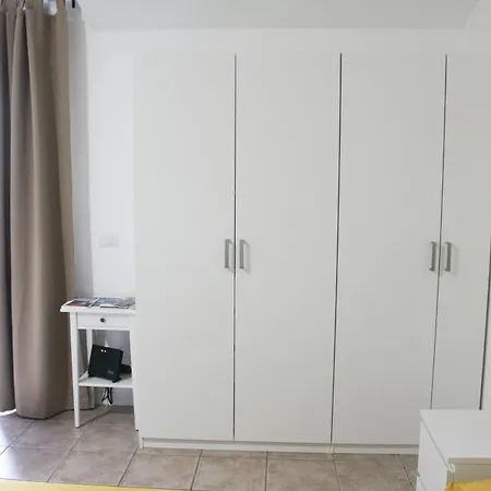 La Dell'artista Swimming Pool And Air Conditioning Apartman