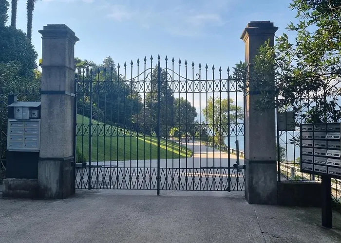 La Dell'artista Swimming Pool And Air Conditioning 아파트