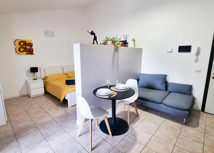 La Dell'artista Swimming Pool And Air Conditioning * 스트레사