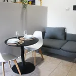 La Dell'artista Swimming Pool And Air Conditioning *