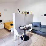 La Dell'artista Swimming Pool And Air Conditioning * Στρέσα